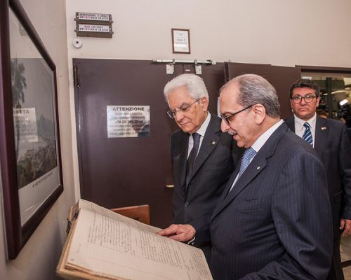 Il presidente della Repubblica, Sergio Mattarella, visita l'archivio storico insieme a Giovanni Puglisi, presidente della Fondazione Chiazzese - ph. Studio Pucci Scafidi